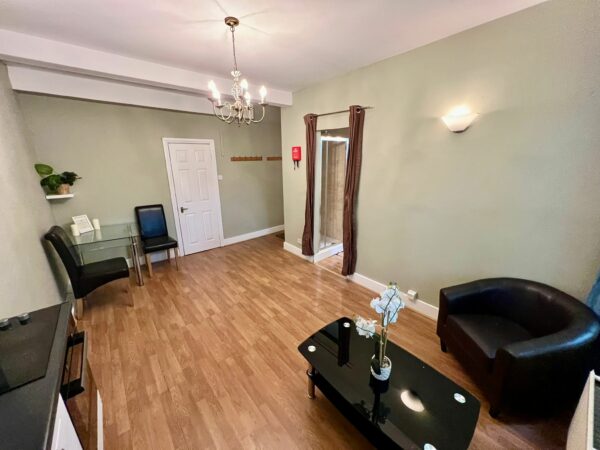 Second Floor Flat Front Bedfroom @49 Elsham Road W14 8HD One bedroom flat £1650p/m - Image 10