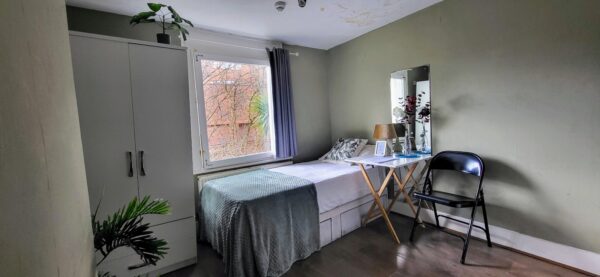 Studio 8@ 25 Lena Gardens W6 7PY Single studio private shower shared toilet Price £650p/m