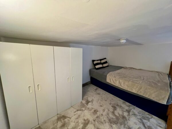 Studio 2@11 St Stephen’s Gardens W2 5QU (council tax band B) Double self-contained studio with mezzanine Price (£352p/w) £1530p/m - Image 12