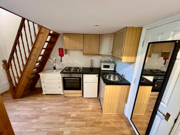 Studio 2@11 St Stephen’s Gardens W2 5QU (council tax band B) Double self-contained studio with mezzanine Price (£352p/w) £1530p/m - Image 5