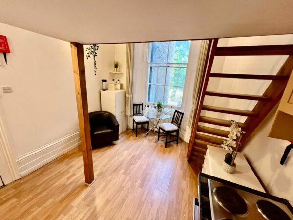 Studio 2@11 St Stephen’s Gardens W2 5QU (council tax band B) Double self-contained studio with mezzanine Price (£352p/w) £1530p/m - Image 4