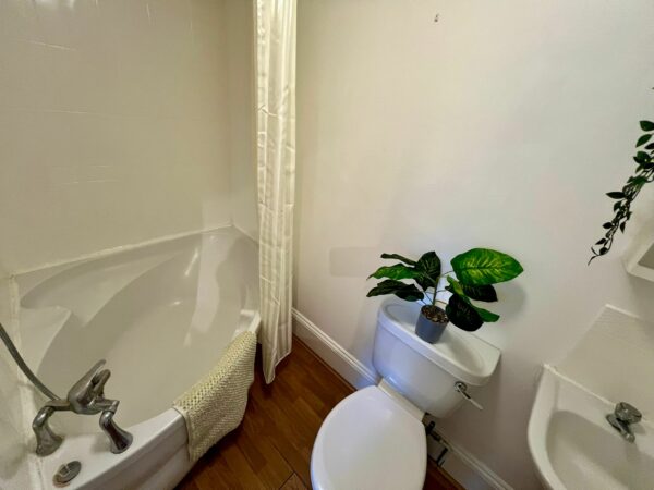 Studio 2@11 St Stephen’s Gardens W2 5QU (council tax band B) Double self-contained studio with mezzanine Price (£352p/w) £1530p/m - Image 16