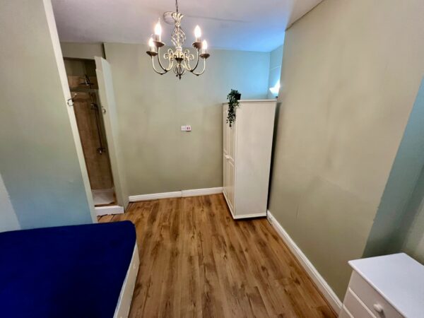 Second Floor Flat Front Bedfroom @49 Elsham Road W14 8HD One bedroom flat £1650p/m - Image 6