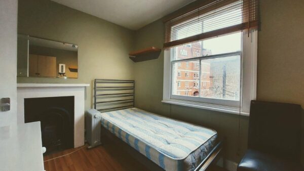 Studio 4@ 32Matheson Road W14 8SW Single studio with private shower shared toilet Price £700p/m - Image 2