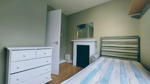 Studio 4@ 32Matheson Road W14 8SW Single studio with private shower shared toilet Price £700p/m - Image 3