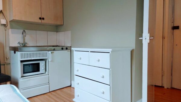 Studio 4@ 32Matheson Road W14 8SW Single studio with private shower shared toilet Price £700p/m - Image 6