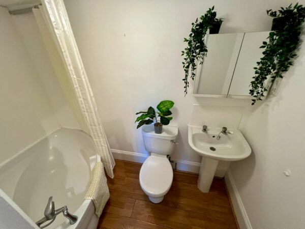 Studio 2@11 St Stephen’s Gardens W2 5QU (council tax band B) Double self-contained studio with mezzanine Price (£352p/w) £1530p/m - Image 17