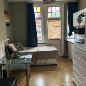 Studio 22@63 Castletown Road W14 9HG （council tax B） Single self contained studio Price £1180p/m