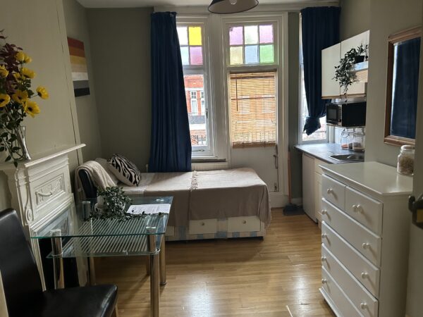 Studio 22@63 Castletown Road W14 9HG （council tax B） Single self contained studio Price £1180p/m