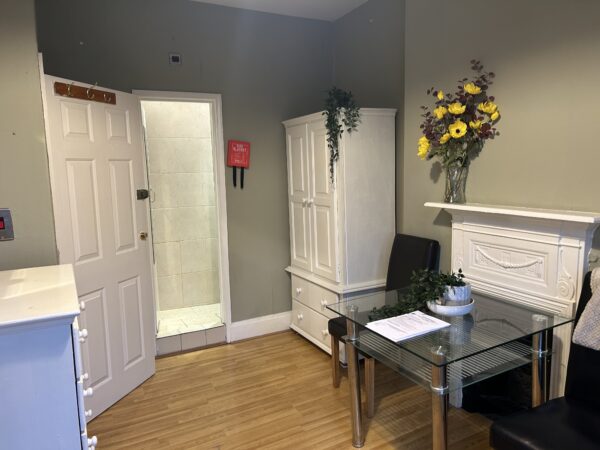 Studio 22@63 Castletown Road W14 9HG （council tax B） Single self contained studio Price £1180p/m - Image 6