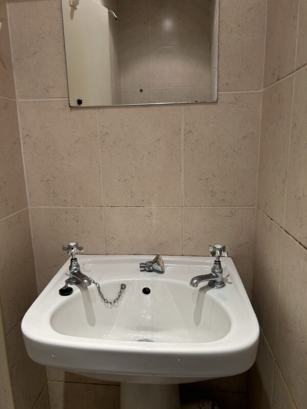 Studio 22@63 Castletown Road W14 9HG （council tax B） Single self contained studio Price £1180p/m - Image 9