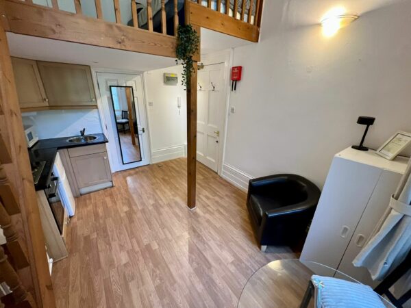Studio 2@11 St Stephen’s Gardens W2 5QU (council tax band B) Double self-contained studio with mezzanine Price (£352p/w) £1530p/m - Image 6