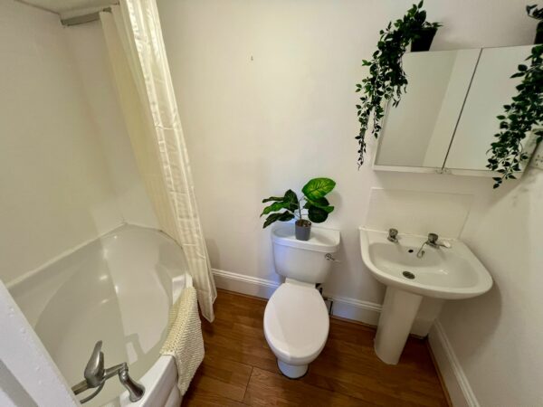 Studio 2@11 St Stephen’s Gardens W2 5QU (council tax band B) Double self-contained studio with mezzanine Price (£352p/w) £1530p/m - Image 18