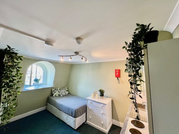 Studio 14 @ 30 Hogarth Road SW5 0PU Single studio with shared shower and toilet	Price £910p/m - Image 2