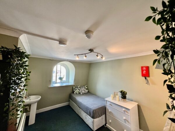 Studio 14 @ 30 Hogarth Road SW5 0PU Single studio with shared shower and toilet	Price £910p/m - Image 3