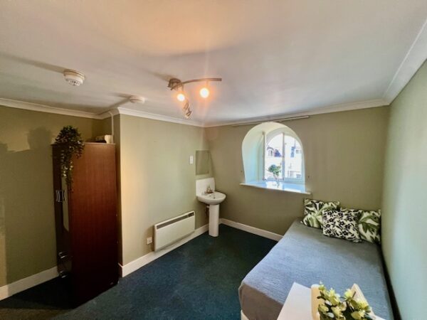 Studio 14 @ 30 Hogarth Road SW5 0PU Single studio with shared shower and toilet	Price £910p/m