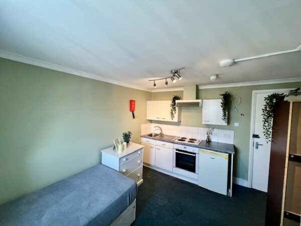Studio 14 @ 30 Hogarth Road SW5 0PU Single studio with shared shower and toilet	Price £910p/m - Image 5