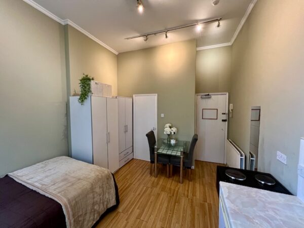 Studio 8@59 Prince’s Square W2 4PX (Council tax band A) Double self-contained studio with balcony Price £1360p/m - Image 5