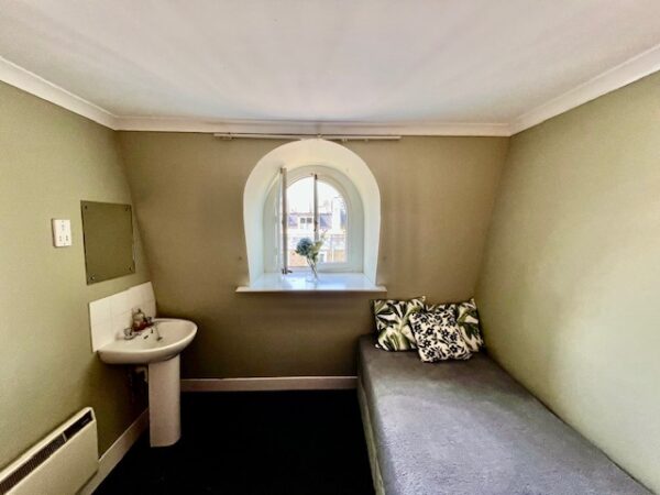 Studio 14 @ 30 Hogarth Road SW5 0PU Single studio with shared shower and toilet	Price £910p/m - Image 7