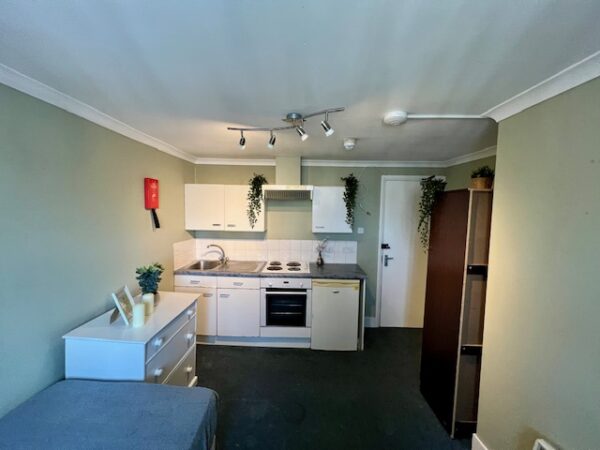 Studio 14 @ 30 Hogarth Road SW5 0PU Single studio with shared shower and toilet	Price £910p/m - Image 8