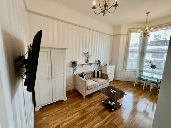 Flat 5@35 Matheson Road W14 8SN (meeting at 45 Matheson Road) One bedroom flat (2 showers +shared toilet)	 £1400pm - Image 2