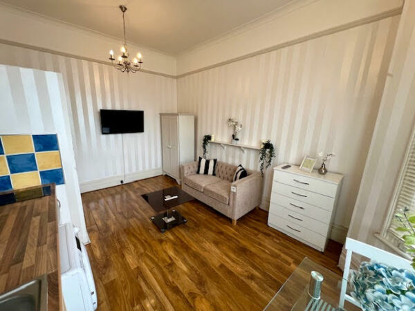 Flat 5@35 Matheson Road W14 8SN (meeting at 45 Matheson Road) One bedroom flat (2 showers +shared toilet)	 £1400pm - Image 12