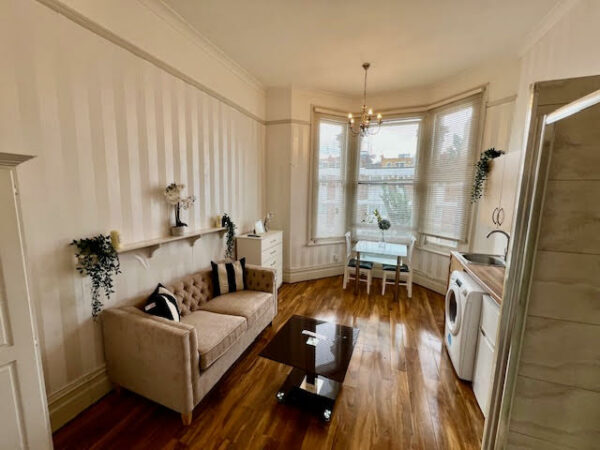 Flat 5@35 Matheson Road W14 8SN (meeting at 45 Matheson Road) One bedroom flat (2 showers +shared toilet)	 £1400pm - Image 4