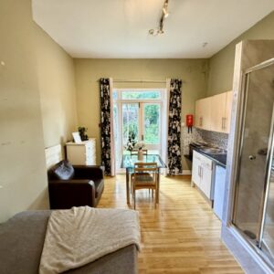 Studio 2B@ 6 Avenue Gardens W3 8HA Single bedsit private shower shared toilet access to a shared garden	  Price £208p/w £900p/m