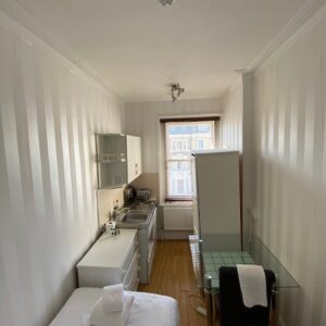 Studio 6@146 Holland Road W14 8BE Single bedsit shared shower and toilet Price: £208p/w £900p/m