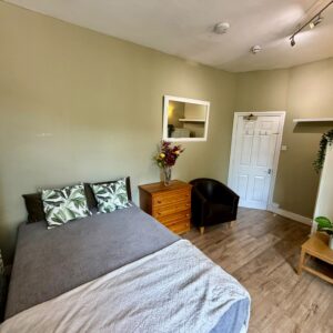 First Floor Flat (middle room) @5 Goodwin Road W12 9JN Single ensuite studio Price: £254p/w, £1100p/m
