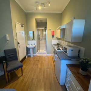 Studio 4, 30 Hogarth Road SW5 0PU Single Studio private shower shared toilet £242p/w £1050p/m