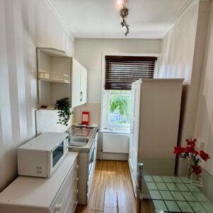 Studio 6@146 Holland Road W14 8BE Single bedsit shared shower and toilet Price: £208p/w £900p/m