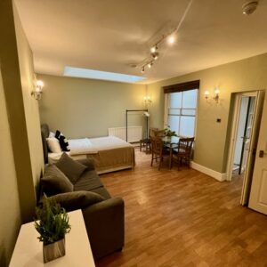 Studio 18@40 Clanricarde Gardens,private shower self-contained toilet, London W2 4JW, Price: £365p/w, £1460p/m