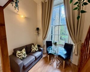 Studio 2@11 St Stephen’s Gardens W2 5QU (council tax band B) Double self-contained studio Price £1650p/m